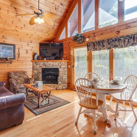 Hugs N Kisses Pool Table Hot Tub Pool Table Community Pool Close To Downtown Gatlinburg Eksteriør bilde